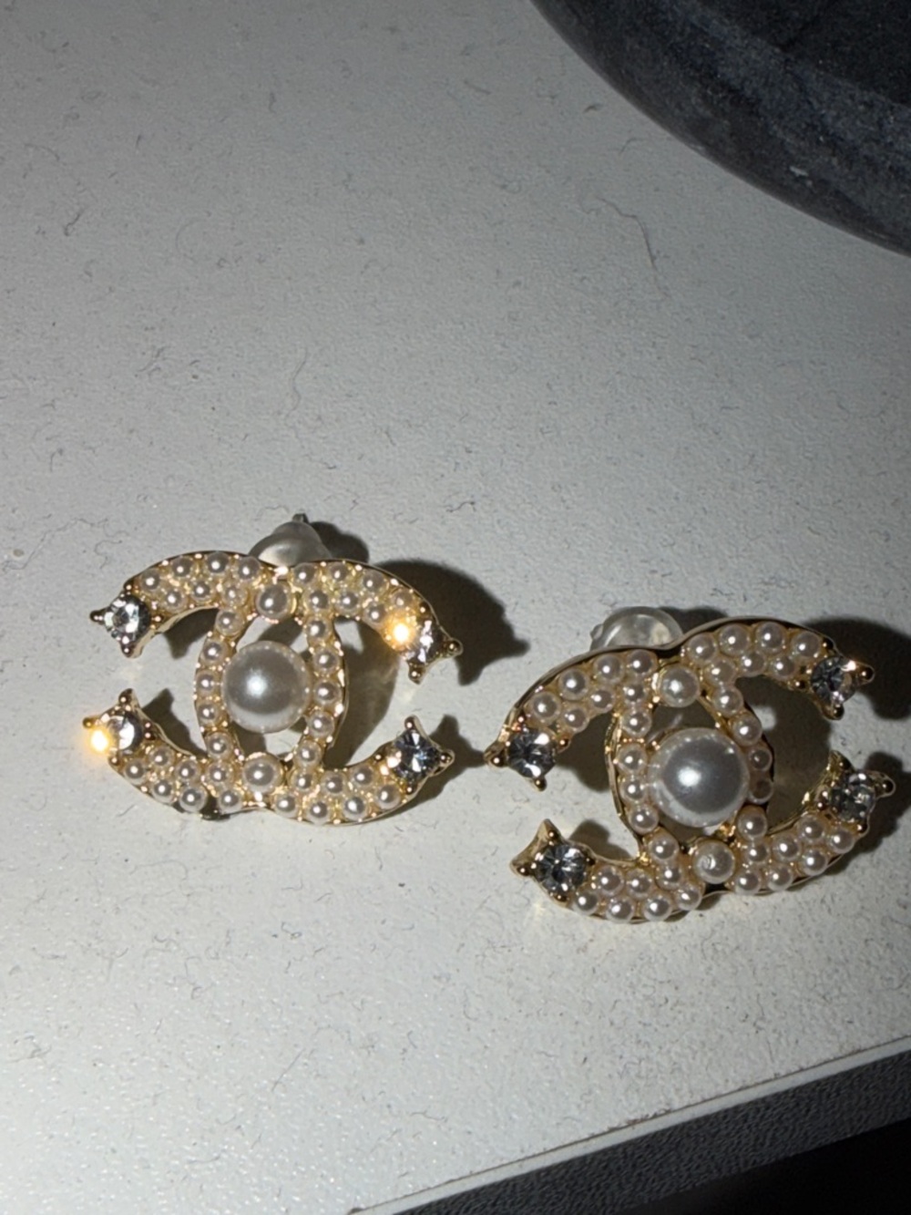 Pearl CC style stud earrings - Picture 2 of 4